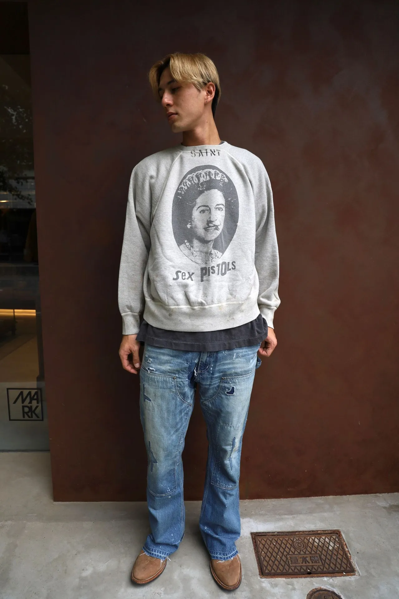 SAINT Mxxxxxx x SEX PISTOLS QUEEN SP_CREW SWT/GRAY band co-branded retro sweatshirt Queen's distressed sweatshirt with holes Distressed gray S-XL Retro distressed distressed hole wash treatment Hand-made graffiti treatment Factory four-needle six-thread boneless sewing Correct co-branded collar label/correct fruit label/wash water label/little angel label